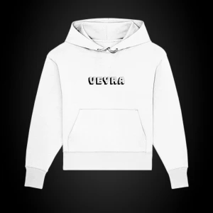 Vit hoodie med tryck från Veyra - Snygg vit hoodie från Veyra med tryck framtill och en rosa blixt på baksidan. Den har en klassisk känguruficka och justerbar huva med dragsko. Perfekt för en avslappnad stil.