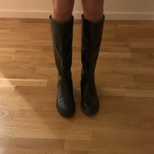 Svarta stövlar - Snygga svarta stövlar från Nelly!