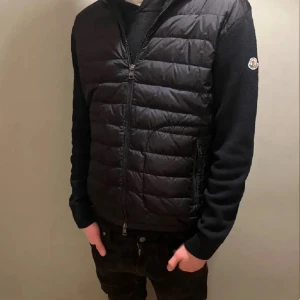  Moncler Cardigan - Moncler cardigan i marinblå, mycket bra skick, kvitto finns. S/M, modellen är 183 lång. Hör av er vid frågor