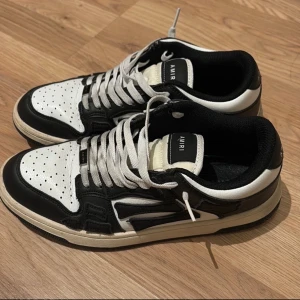 Amiri Skeleton Skor - kattiga men använda, storlek 41 men jag har 42 o de passar, om du orkar städa upp skorna så hade de säääkert sett ut som nya men det orkar jag inte göra