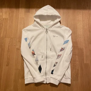 Off-White Impressionism Monet Arrow Zip up - Nu säljer jag min Off-White kofta som jag har enbart använt fåtal gånger, koftan är storlek Large och är väl omhändertagen, det finns inga konstigheter.             (PRIS KAN DISKUTERAS VID SNABBAFFÄR!)