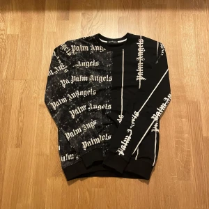 Palm Angels Crewneck - Nu säljer jag min Palm Angels crewneck. Tröjan är använd under fåtal gånger och är väl omhändertagen. Tröjan är storlek L men kan passar också M eftersom den är slimfit, skriv vid minsta fundering!