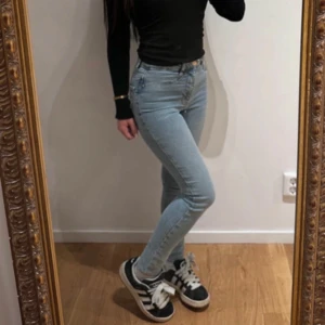 Ljusblå skinny jeans från Gina Tricot  - Ljusblåa molly high waist jeans från Gina Tricot i storlek s. Aldriga använda och i perfekt skick. Köpta för 359 kr. Pris kan diskuteras 💕