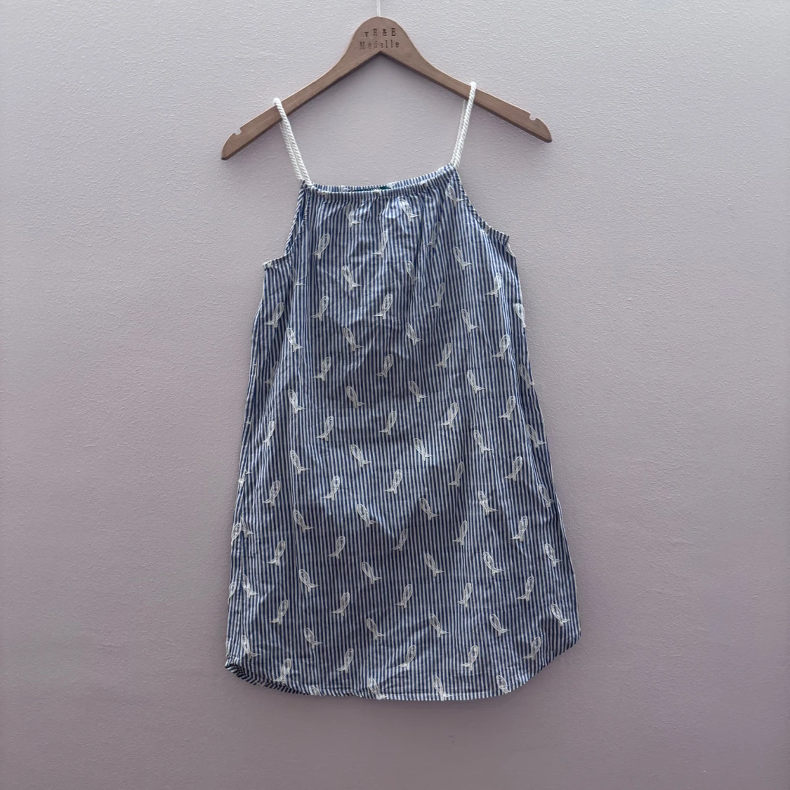 Randig sommarklänning med fiskmönster