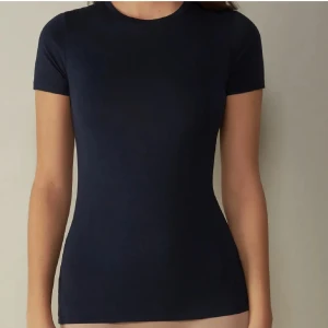 Intimissmi t-shirt - En mörkblå t-shirt från intimissmi. Sitter superbra på! Skriv om frågor🩷