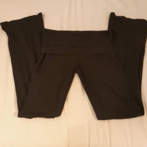 Yoga pants från Gina Tricot - Säljer ett par svarta yoga pants från Gina Tricot. Säljer pågrund av att de är för små. Användning- ca 5 gånger men ser ut som nya!