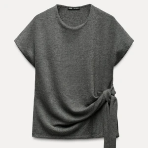 Zara topp - Säljer en av mina favorit toppar från Zara då jag har två! 💕 perfekt till alla tillfällen och endast testad! ⭐️svarar alla prisförslag & frågor!!  