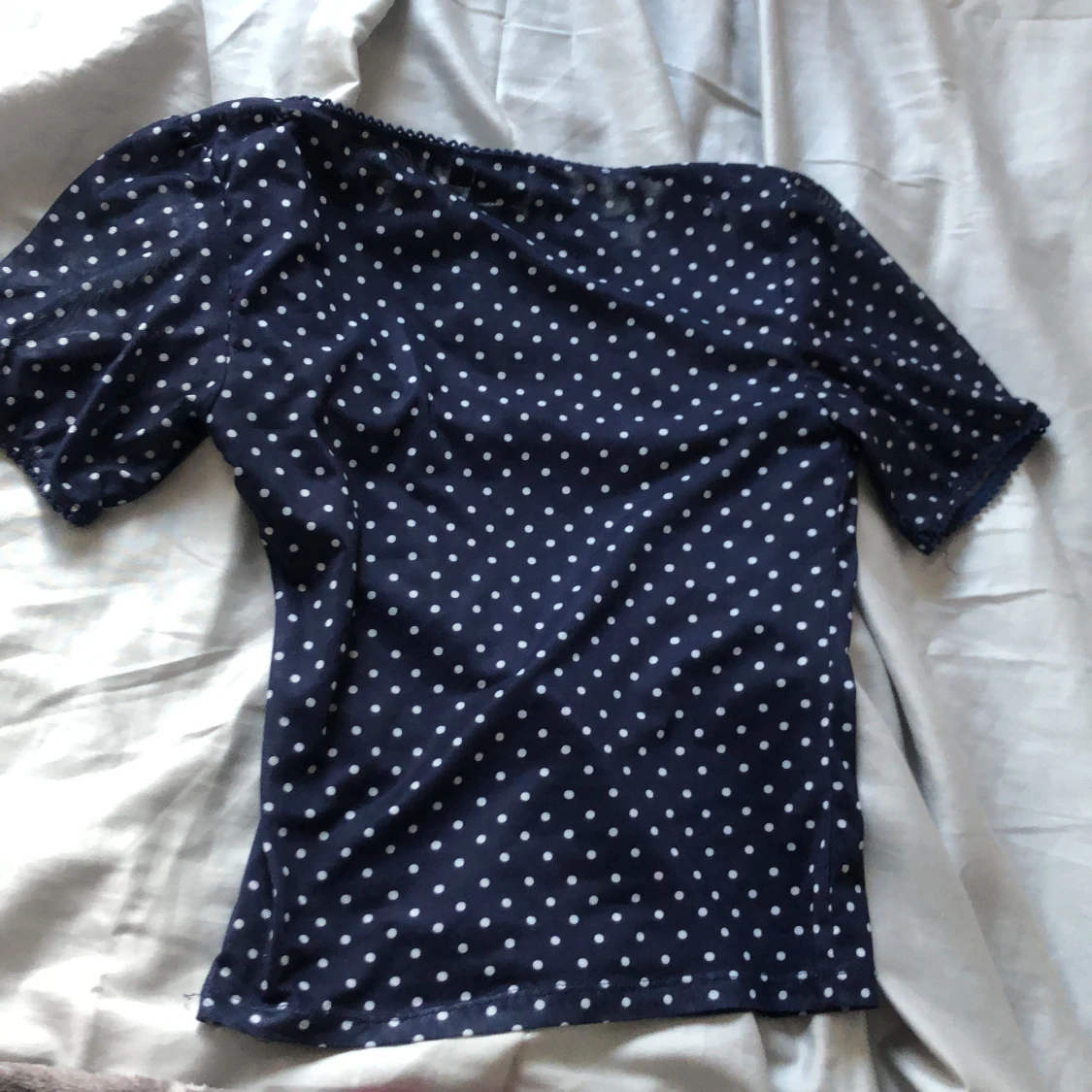 Mörkblå prickig topp från Twik - 1