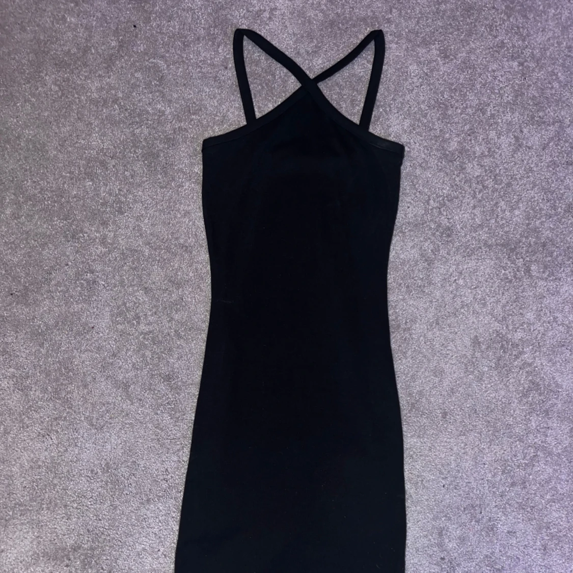 Svart klänning med korsade axelband