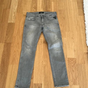 Replay Jeans - Replay Jeans i storlek W32 L32, passar W31 också. Byxorna är i fint skick. Hyperflex