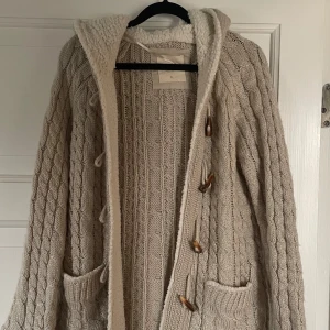 Beige stickad kofta - Mysig beige stickad kofta med ull i luvan