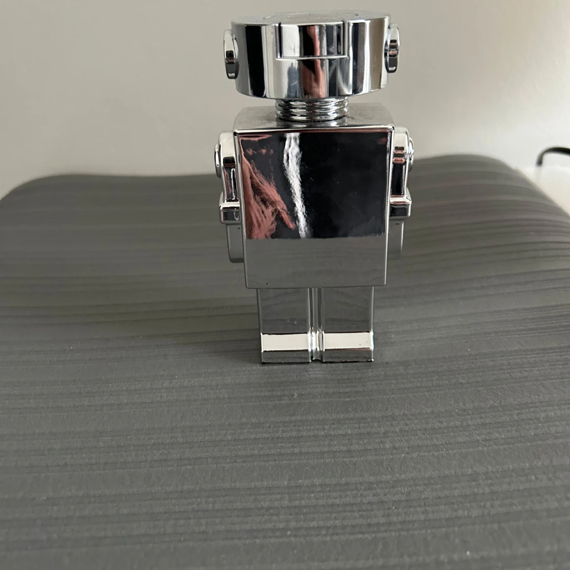 Robotformad parfymflaska - 2