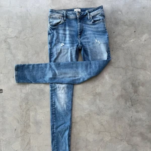 Jack and Jones jeans  - Ett par riktigt feta jeans med slitningar!🔥 De är i storlek 28/32!🤩🔥 Dessutom är jeansen i mycket bra skick!🔥 Vid minsta fundering kontakta mig🤩🔥                          ⚠️PRIS KAN DISKUTERAS⚠️