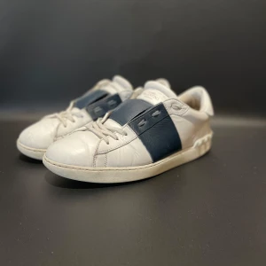 Valentino Garavani  - Valentino open säljes, kanske bästa sommarskorna som finns till bra pris👀. de är i bra skick förutom en lagning som går att se på första bilden samt att sulan är relativt nedsliten fast ändå helt utan hål. Hör av dig vid minsta fundering priset kan diskuteras vid snabb affär🔥