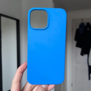 Holdit mobilskal till iPhone 13 Pro Max - Ett klarblått mobilskal från Holdit till en iPhone 13 Pro Max. Skalet är sparsamt använt 💙