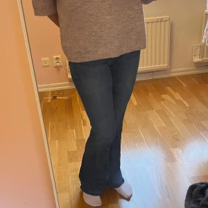 Flared jeans från Noisy May - Snygga blå jeans från Noisy May, är tyvärr för stora i midjan för mig.