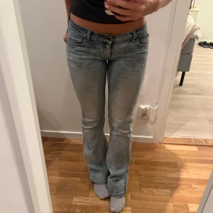 Lågmidjade jeans  - Säljer dyrt då jag är osäker om ja vill sälja, min mammas gamla så vet inte vart de är ifrån 