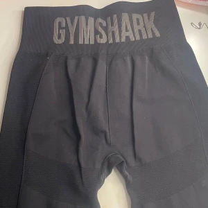 Svarta tights från Gymshark - Såå snygga svarta tights från Gymshark!!🩷🩷🩷 storlek S