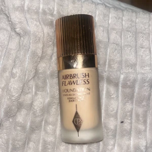 Airbrush Flawless Foundation - Säljer en flaska Charlotte Tilbury foundation i nyansen 6 neutral. Endast testad! Köpt i Italien för 599🫶🏼🫶🏼