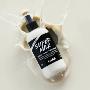Super Milk Conditioning Hair Primer från Lush - Denna populära Super Milk Conditioning Hair Primer från Lush är en återfuktande spray med mandel, kokos och havremjölk. Perfekt för att ge fukt till nytvättat hår och pigga upp lockar. Endast testad💕
