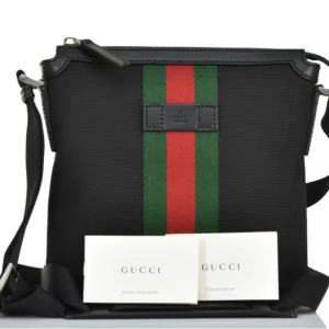 Svart axelväska från Gucci - Snygg svart axelväska från Gucci med det ikoniska gröna och röda bandet i mitten. Väskan har en justerbar axelrem och en dragkedja upptill. Perfekt för att bära dina nödvändigheter med stil. Seljer då de inte är min stil längre och priset kan diskuteras 😁SPAR SAMT ANVÄND