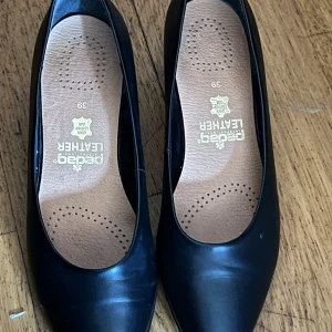 Svarta läderskor från Gabor Comfort Escarpins - black - Eleganta svarta läderskor från Gabor Comfort Escarpins - black i storlek 39. Skorna har en klassisk design med spetsig tå och är tillverkade i högkvalitativt läder. Perfekta för en stilren look.