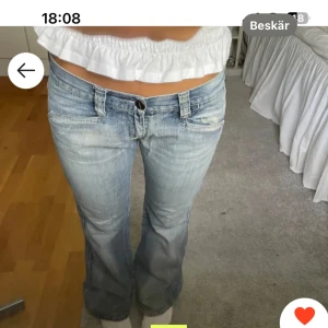 Ljusblå lågmidjade bootcut jeans - 500 VID SNABB AFFÄR!Snygga ljusblå bootcut jeans med låg midja . Såå snygga! Köpte här på Plick men säljer pga av att det ej passar. Kontakta vid frågor eller fler  bilder! 💞 sydde om d lite så skulle säga att d passar 36-38 men sitter väldigt tajt. EJ NÅGON RETUR!🥰