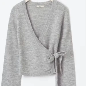 Grå kofta Ginatricot - Säljer denna gråa kofta med knytband ifrån Gina Tricot! I storlek xs,jätte fin aldrig använt, köpte på hemsidan för 400 kr men säljer för 320! Jätte bra material 