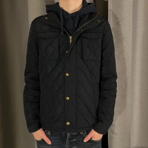 Vårjacka Scotch Soda - Tja! Säljer denna riktigt härliga vårjacka! Mycket gott skick och inga defekter! Perfekt nu inför våren! Vid minsta fråga tveka inte att höra av dig! //FashionLabbet