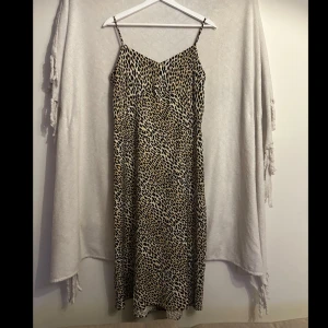Klänning - Midi klänning med leopardmönster från Levi’s. Storlek S