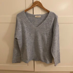 Blå stickad tröja - Jättefin och v-ringad ❤️