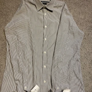 Randig skjorta från Tiger of Sweden - Snygg randig skjorta från Tiger of Sweden |   Storlek L  |  väldigt bra skick  |  hör av er vid intresse eller funderingar |