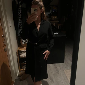 Svart lång kavaj från BikBok - Elegant svart kavaj. Kan användas som klänning också. Jag använder i vanliga fall storlek M.