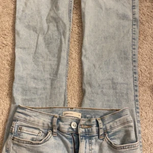 Låmidjade ljusblå jeans med bootcut - Snygga ljusblå jeans från Perfect Jeans med bootcut-stil. De har en klassisk femficksdesign och en knappgylf. Perfekta för en avslappnad look. Sitter väldigt bra både fram och baktill💕