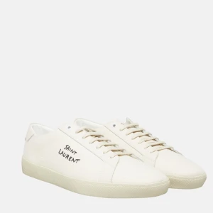 Vita sneakers från Saint Laurent - Stilrena vita sneakers från Saint Laurent med snörning och diskret logotyp på sidan. Perfekta för en minimalistisk look. HELT NYA 