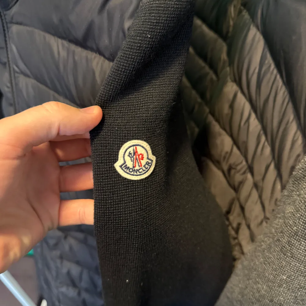 Säljer min fina Moncler cardigan i otroligt bra skick, storlek M men passar small . Takit.