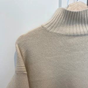 Stickad tröja med hög krage  - Beige stickad tröja med hög krage som jag bara använt en gång. Är i super fint skick eftersom det💗 Pris går att diskutera skrov vid eventuella frågor💗