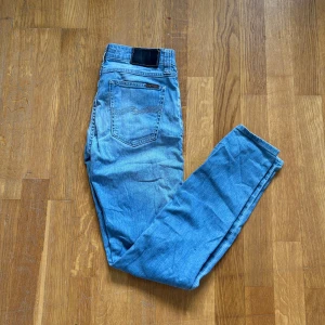 Nudie jeans - Ljus blåa nudie jeans i bra skick. Dessa är w28 och l30. Vid intresse eller frågor är det bara att skriva. Pris kan vara diskuterbart vid snabb och smidig affär eller vid köp av en bundle.