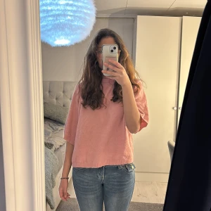 Rosa stickad tröja - Säljer en mysig rosa stickad tröja med trekvartsärm. Perfekt för kyligare dagar och ger en avslappnad look. Tröjan har en rund hals och är lätt att matcha med jeans eller kjol.