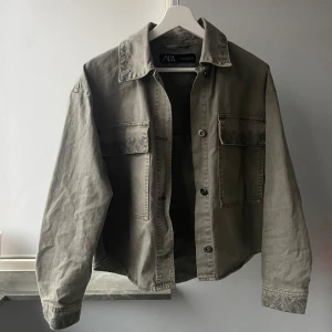 Olivgrön vårjacka - Snygg grön jacka med fina fickor. Jackan är mörk/olivgrön. Den är från Zara, storlek S. Passar även XS. Jättefint skick, använd några gånger.