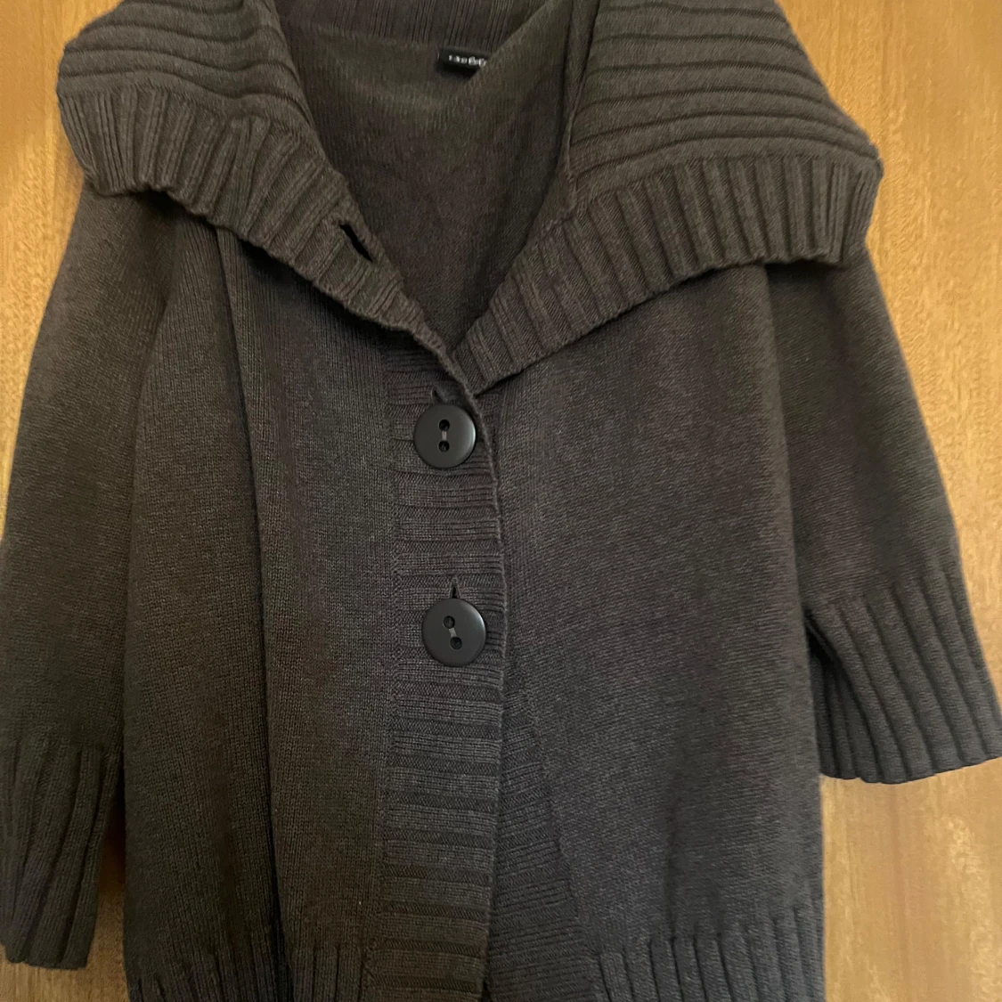 Brun stickad kofta med stora knappar - 1