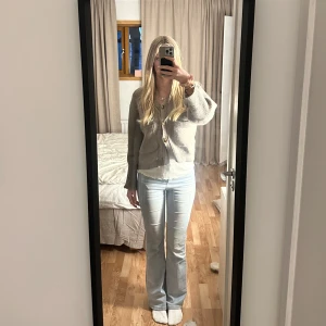 Ljusblå bootcut jeans - Snygga ljusblå bootcut jeans med en klassisk design. De har en hög midja och en bekväm passform som framhäver figuren. Perfekta för en avslappnad stil.