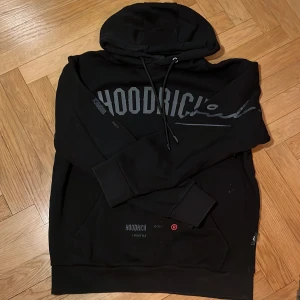 Svart mjukis set från Hoodrich - Säljer en svart hoodie samt mjukisbyxor från Hoodrich med tryck på bröstet och justerbar huva. Perfekt för en avslappnad stil. Hoodien är i storlek M medan byxorna är S. 