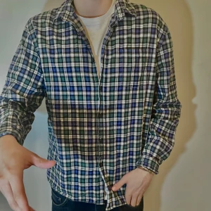 Skjorta | WHYRED - Rutig skjorta | whyred | Stl 54(M) | 185 cm & 72 kg på bilden | Perfekt ”till vardags” skjorta | Nypris ≈ 699 | Sista sliden visar det ungefärliga priset på WHYRED skjortor