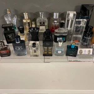 Parfymkollektion med olika märken - En samling av parfymer från olika märken, inklusive flaskor med unika och eleganta design. Märken som Dior, Hugo Boss och Acqua di Gio finns representerade. Säljes. 7999 för alla 19 stycken 