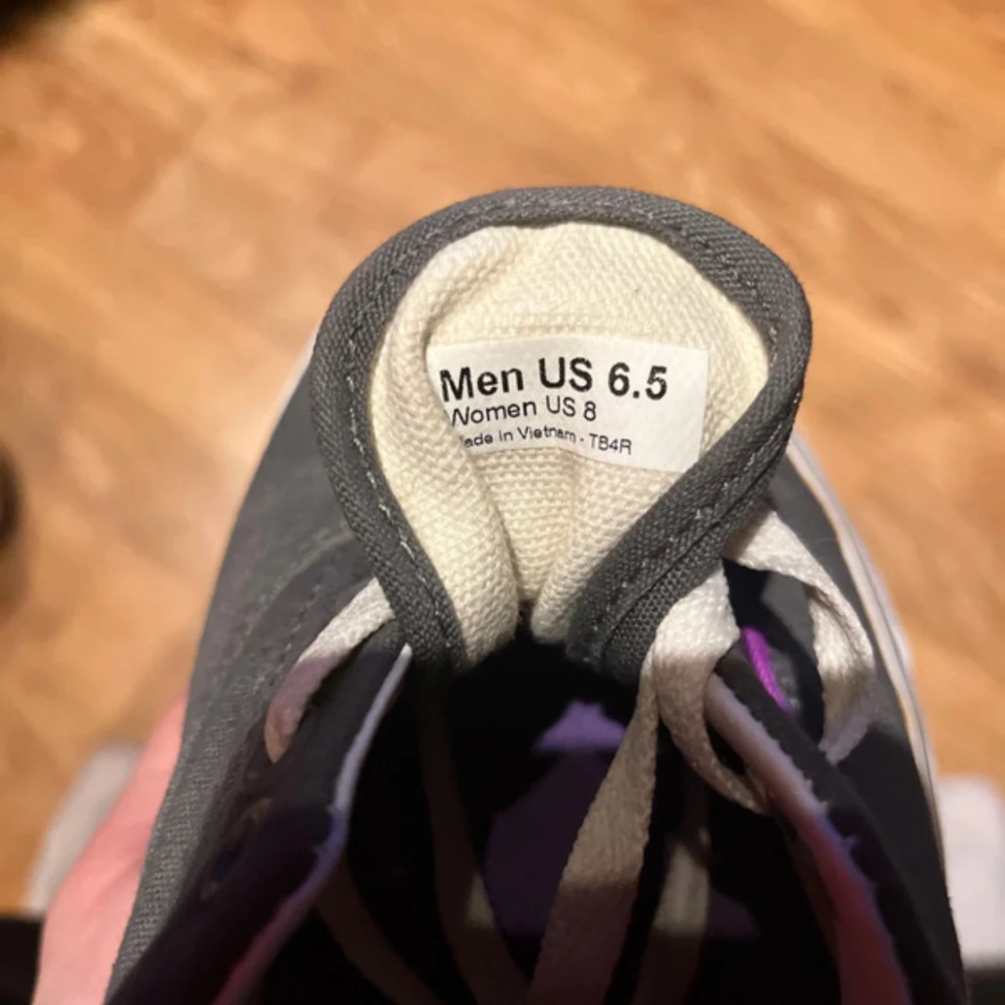 Grå och lila sneakers från Vans - 1