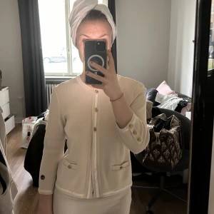 Beige kofta från Busnel - Chic kofta från busnel. Pris kan diskuteras vid snabb affär. Är i nyskick, inga tecken på användning. Perfekt för att lägga till en touch av klass till din garderob.