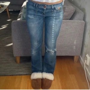 Blåa Lowwaist bootcut jeans - Pris går att diskutera!! Såå snygga blåa bootcut jeans med en låg midja från Only. Köpte här på plick men var tyvärr för stora, bilderna är från tjejen jag köpte av😚storlek- 28/34. Midjemåttet är ungefär 36-37 rakt över och innebenslängden 76