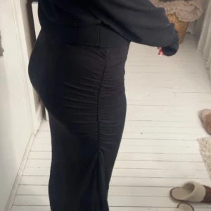 Långkjol - Lång tajt kjol. Resor på både sidorna vilket gör att den formar sig väldigt fint på kroppen. Superskönt material och väldigt snygg att både klä upp och ner.