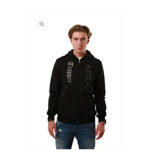 Made by trappers hoddie - Säljer nu denna slutsålda svarta zip up hoddien från made by trappers, super bra skick därav priset.💞 storlek S 